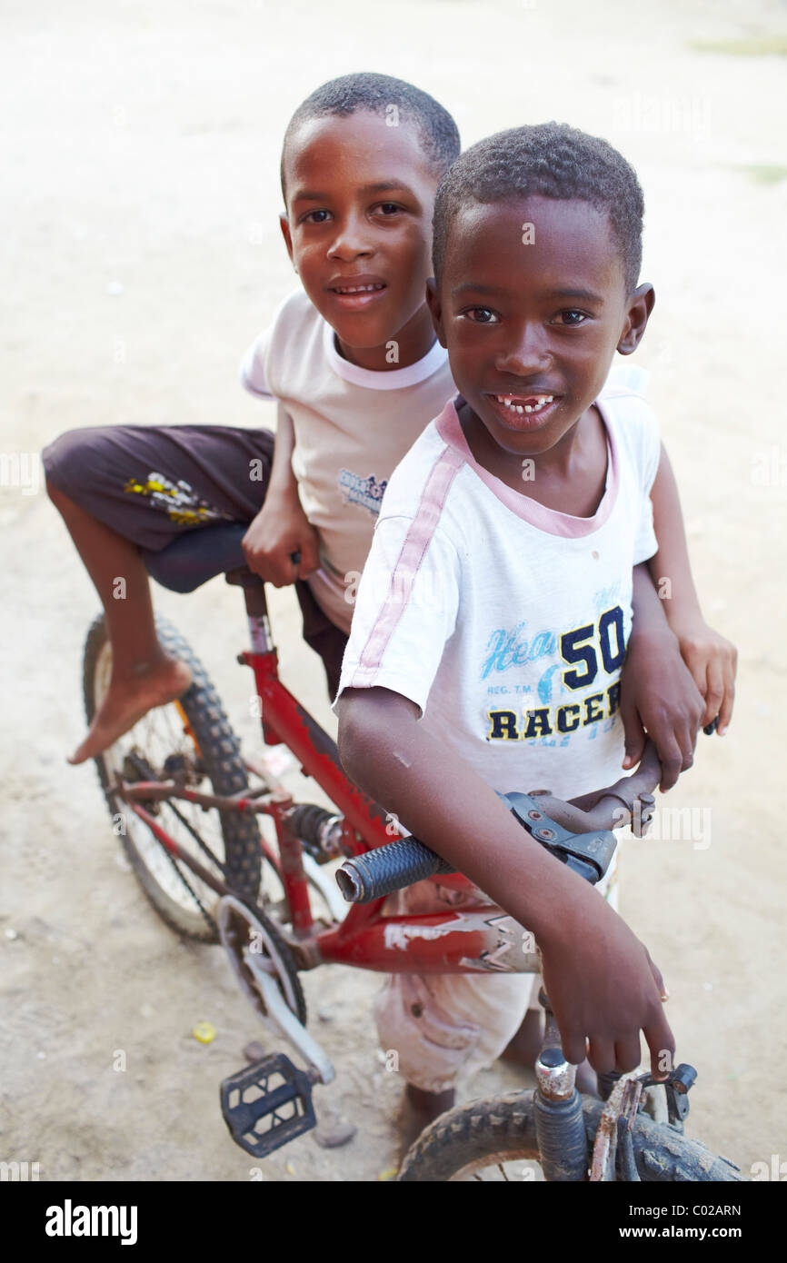 zwei schwarze kolumbianischen Jungs auf Fahrrad Stockfoto