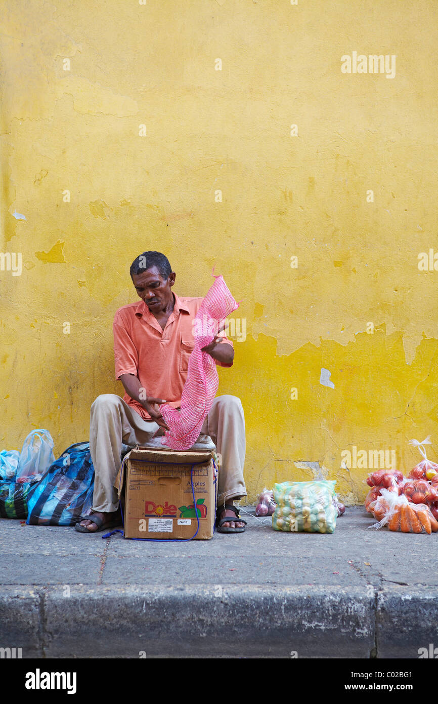 Mann sitzt auf dem Bürgersteig Verkauf Obst Cartagena Stockfoto
