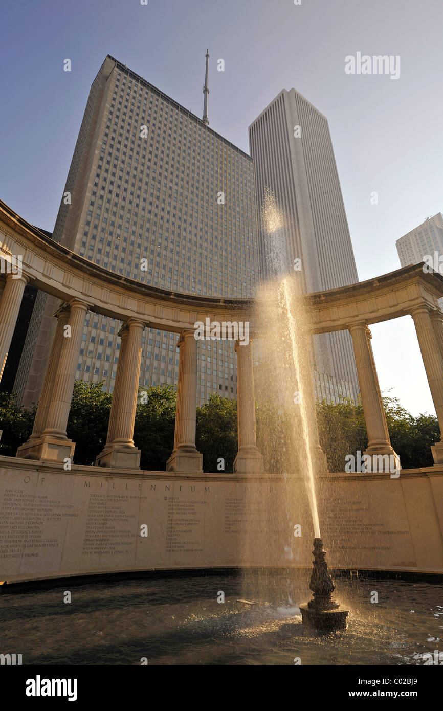 Brunnen vor dem Millennium Monument, Wrigley Square, Millennium Park, auf der Rückseite, die Aon Gebäude und eine aufsichtsrechtliche Stockfoto