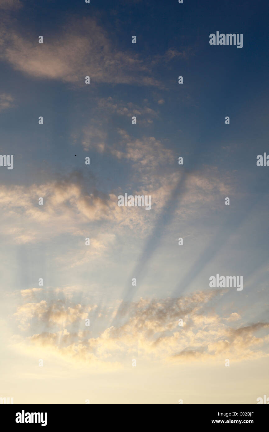 Sonnenstrahlen in den bewölkten Himmel, Irland, Europa Stockfoto