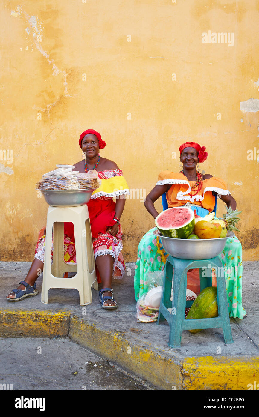 Kolumbianische Frauen mit Obst, Cartagena, Kolumbien Stockfoto