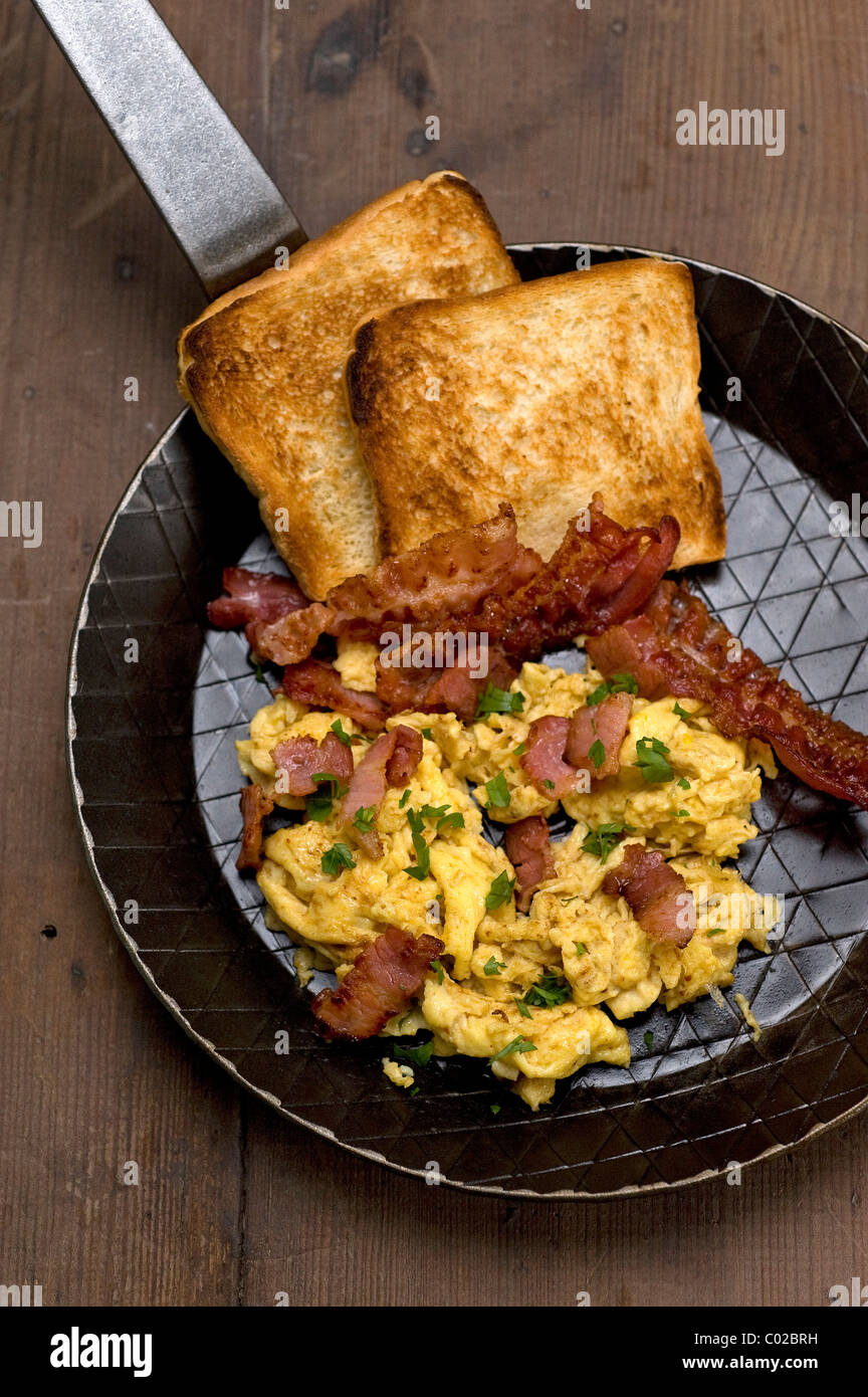 Rührei mit gebratenem Speck und toast Stockfoto