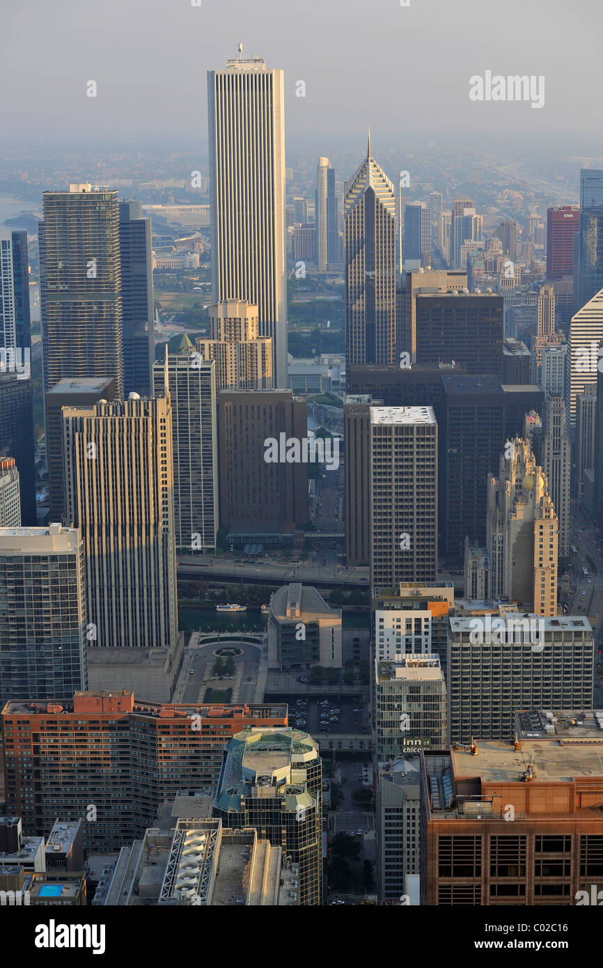 Blick nach Norden in Richtung zwei Prudential Plaza, Aon Center, Tribune Tower, Wrigley Building Wolkenkratzer, Chicago, Illinois Stockfoto