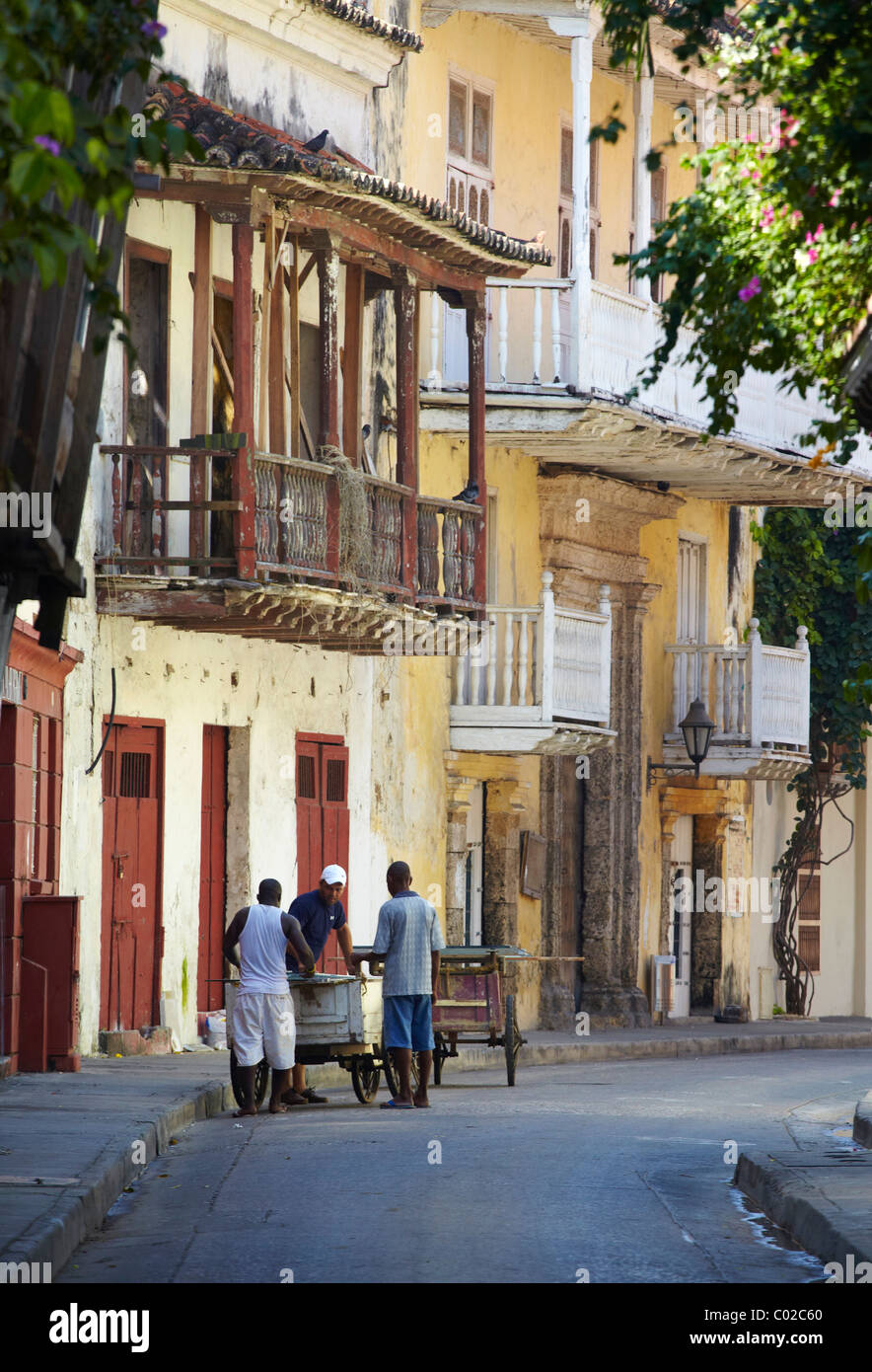 schmale Straße Szene, alte Stadt Cartagena, Kolumbien Stockfoto