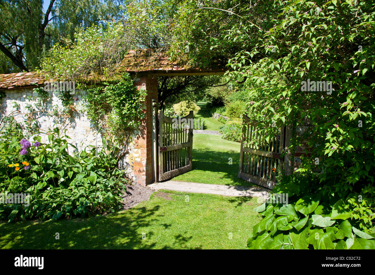 Ein offener Garten Holztor in einer weiß getünchten Wand in einem