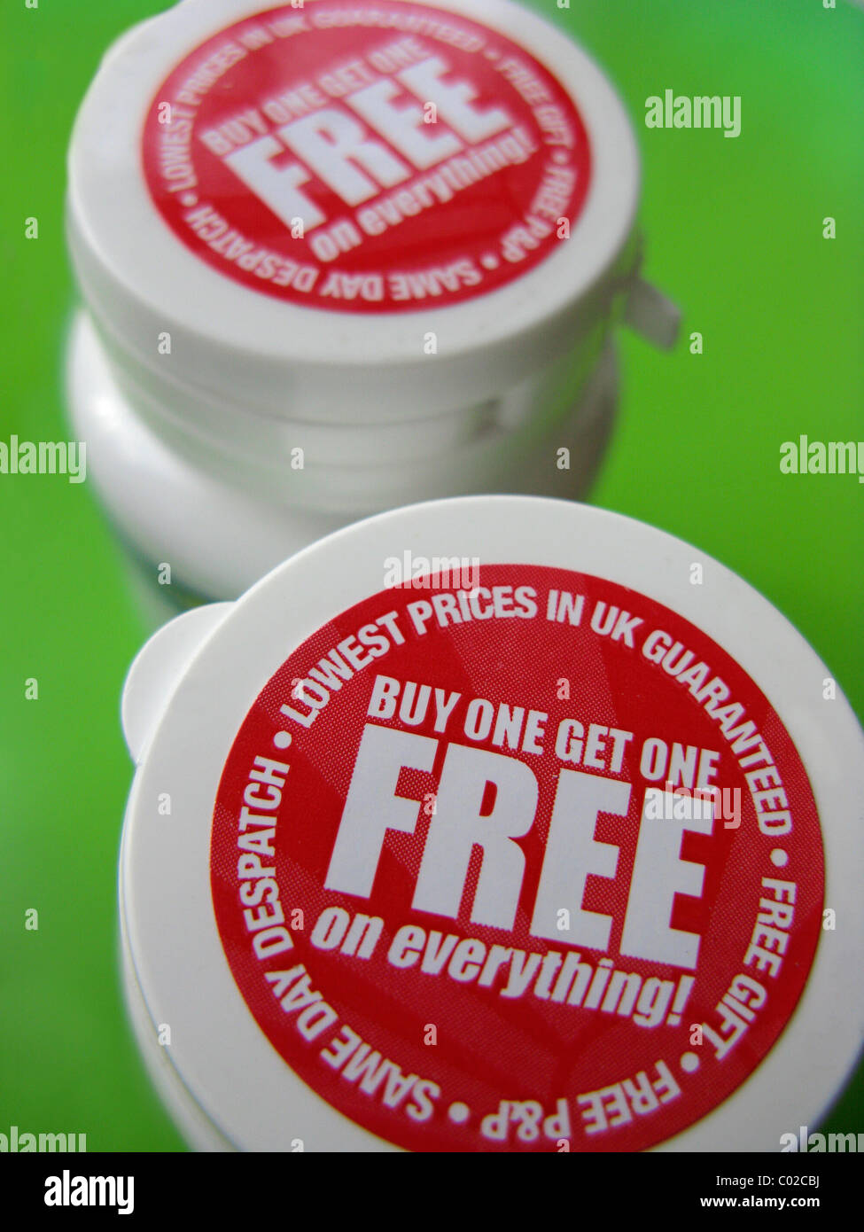 1 Sie erhalten 1 gratis Schnäppchen auf waren in einem Geschäft zu kaufen Stockfoto