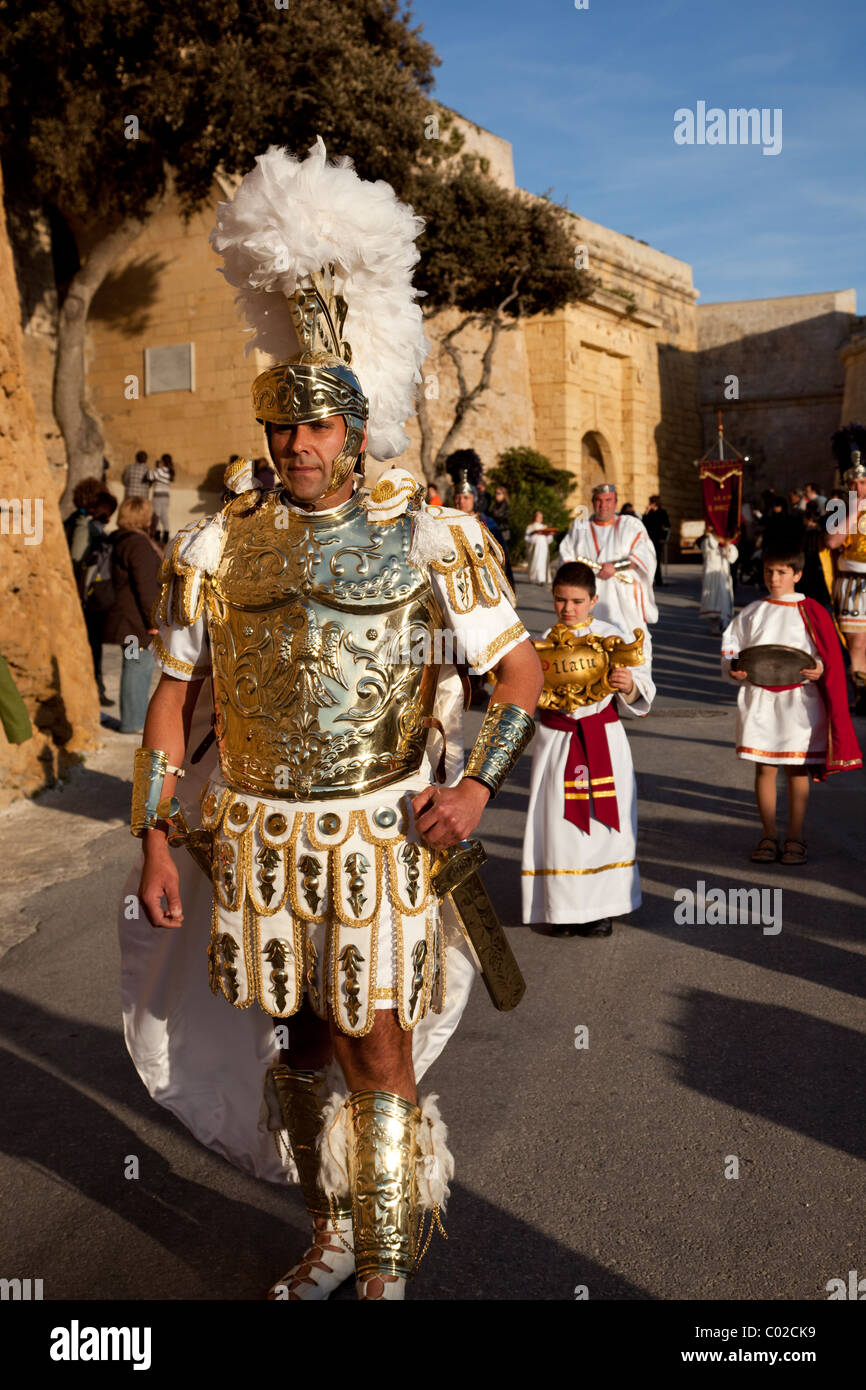 Ein Mann, gekleidet wie ein römischer Soldat an der Parade teilnimmt statt in Xaghra Stadt in Malta am Karfreitag. Stockfoto