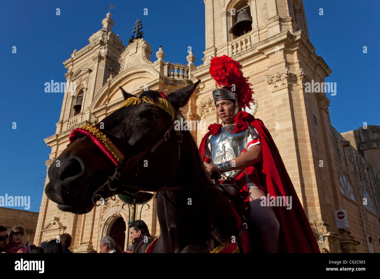 Ein römischer Feldherr, montiert auf einem Hengst nimmt Teil in traditionellen Prunk und Parade in Xaghra Stadt in Malta am Karfreitag. Stockfoto