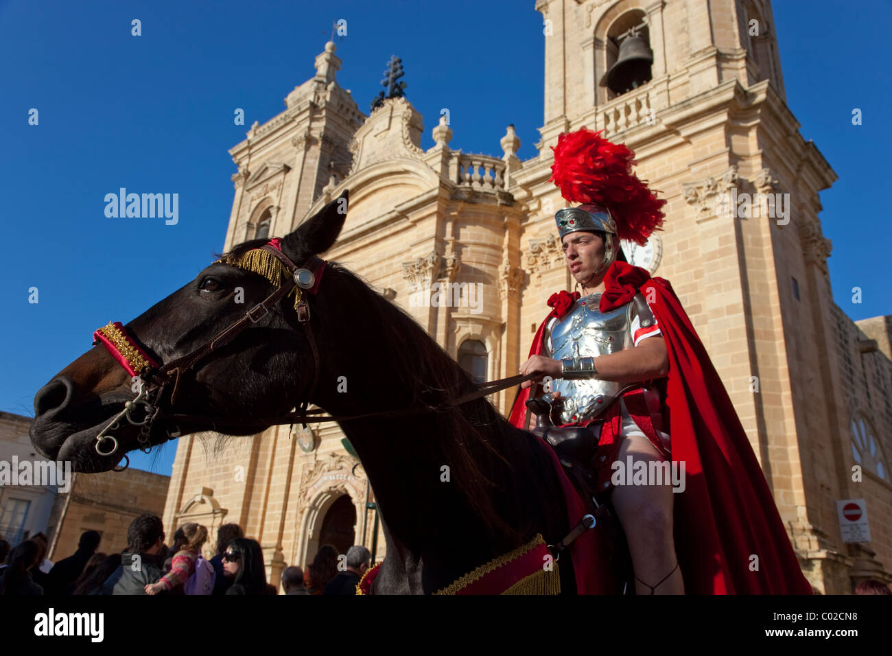Ein römischer Feldherr, montiert auf einem Hengst nimmt Teil in traditionellen Prunk und Parade in Xaghra Stadt in Malta am Karfreitag. Stockfoto