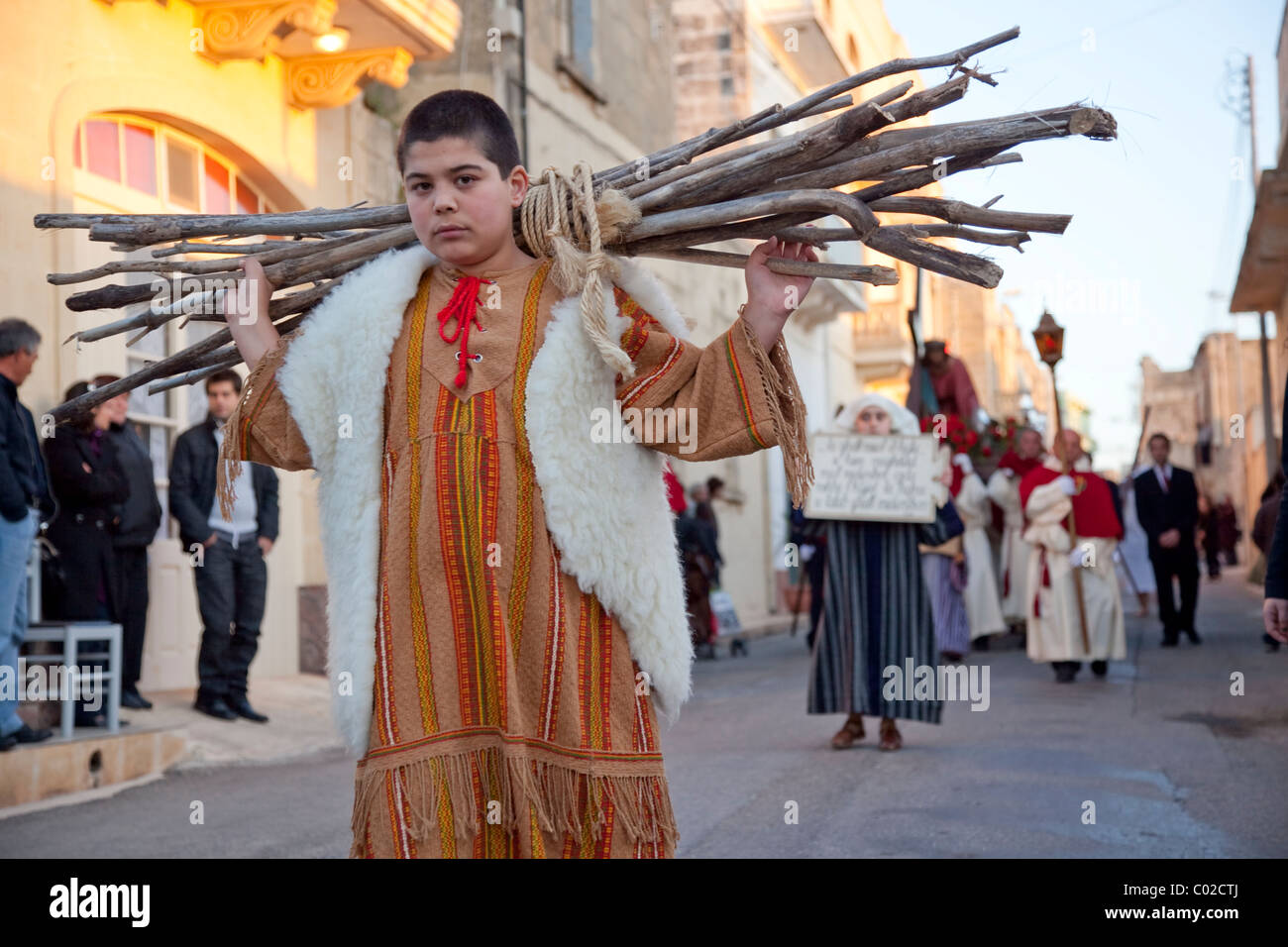 Ein Junge gekleidet wie die biblische Figur Abel nimmt Teil an der Parade am Karfreitag in Xaghra Stadt in Malta stattfand. Stockfoto