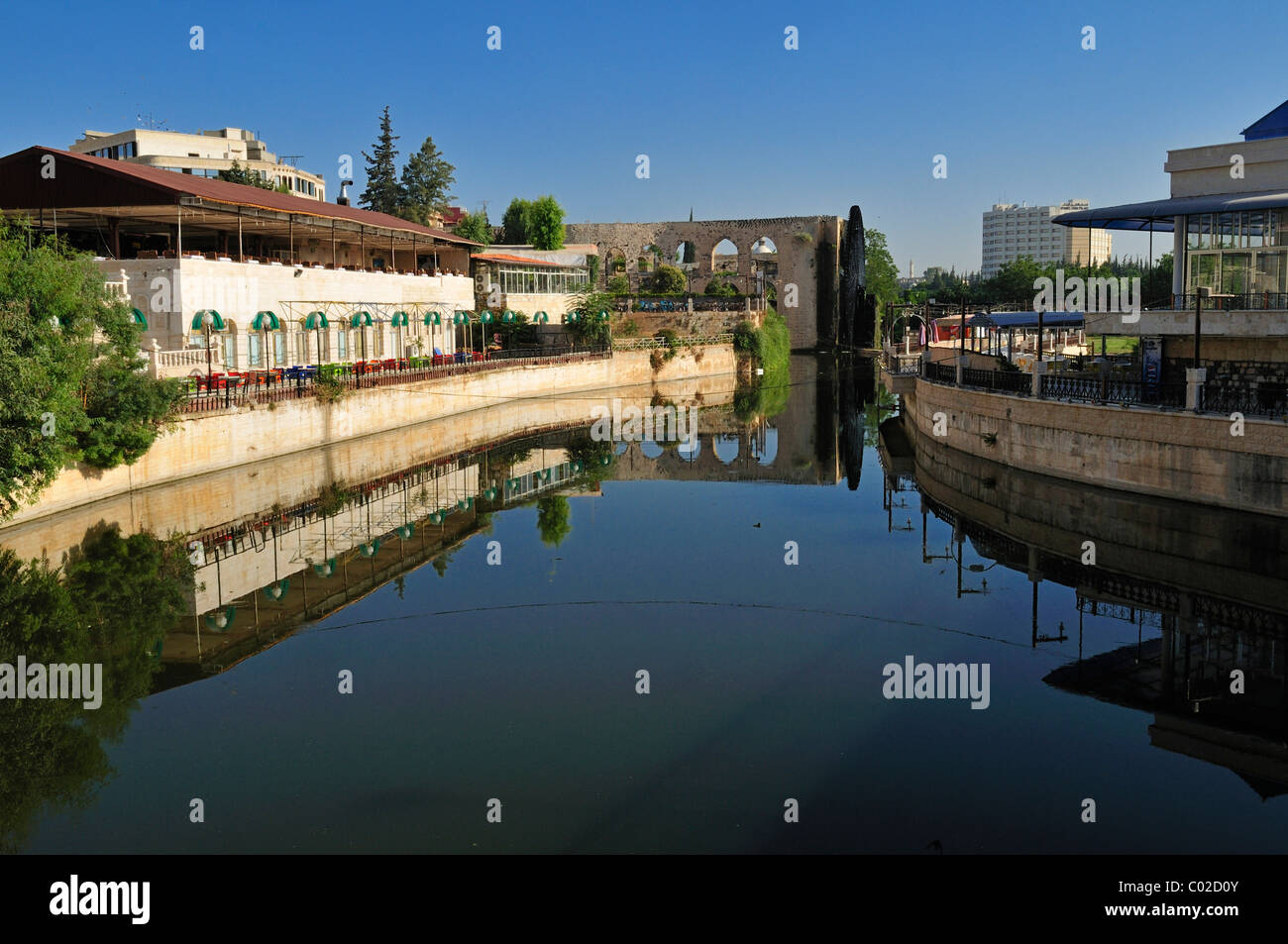 Orontes River mit Wasserrad, Nuri, Nouri Moschee in Hama, Syrien, Nahost, Westasien Stockfoto