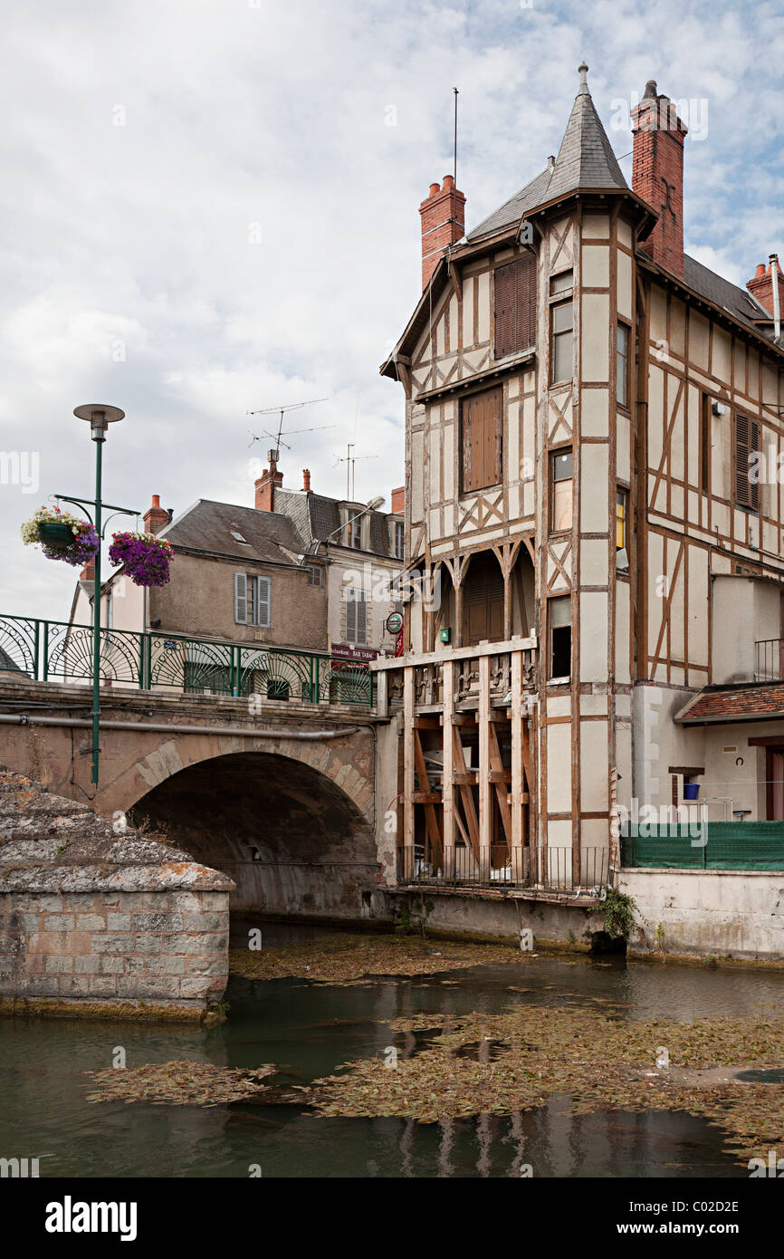 Haus in schlechtem Zustand am Fluss Rand Vierzon Cher Abteilung Frankreich vernagelt Stockfoto