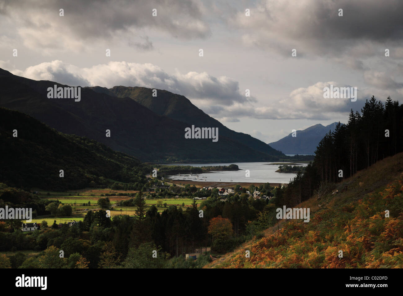 Dunkle Wolken über Glencoe Dorf in Schottland Stockfoto