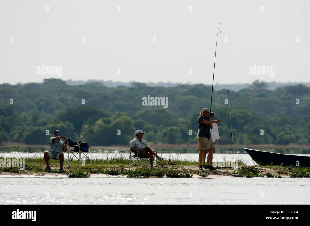 Angeln vom Ufer des Nils unterhalb der Murchison Fälle, Uganda Stockfoto