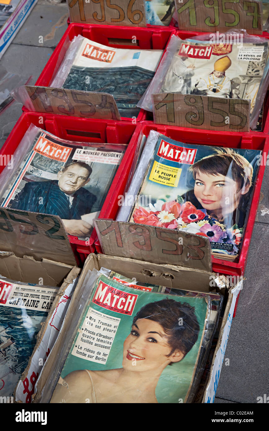 Sammelbare alte 1950er Jahre Kopien von Paris Match zum Verkauf an Flohmarkt Tarascon-Sur-Ariège Departement Ariège-Frankreich Stockfoto