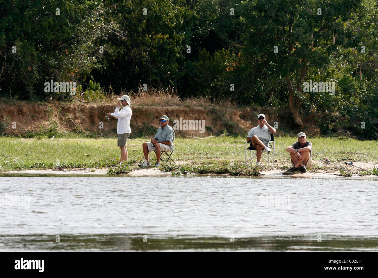 Angeln vom Ufer des Nils unterhalb der Murchison Fälle, Uganda Stockfoto