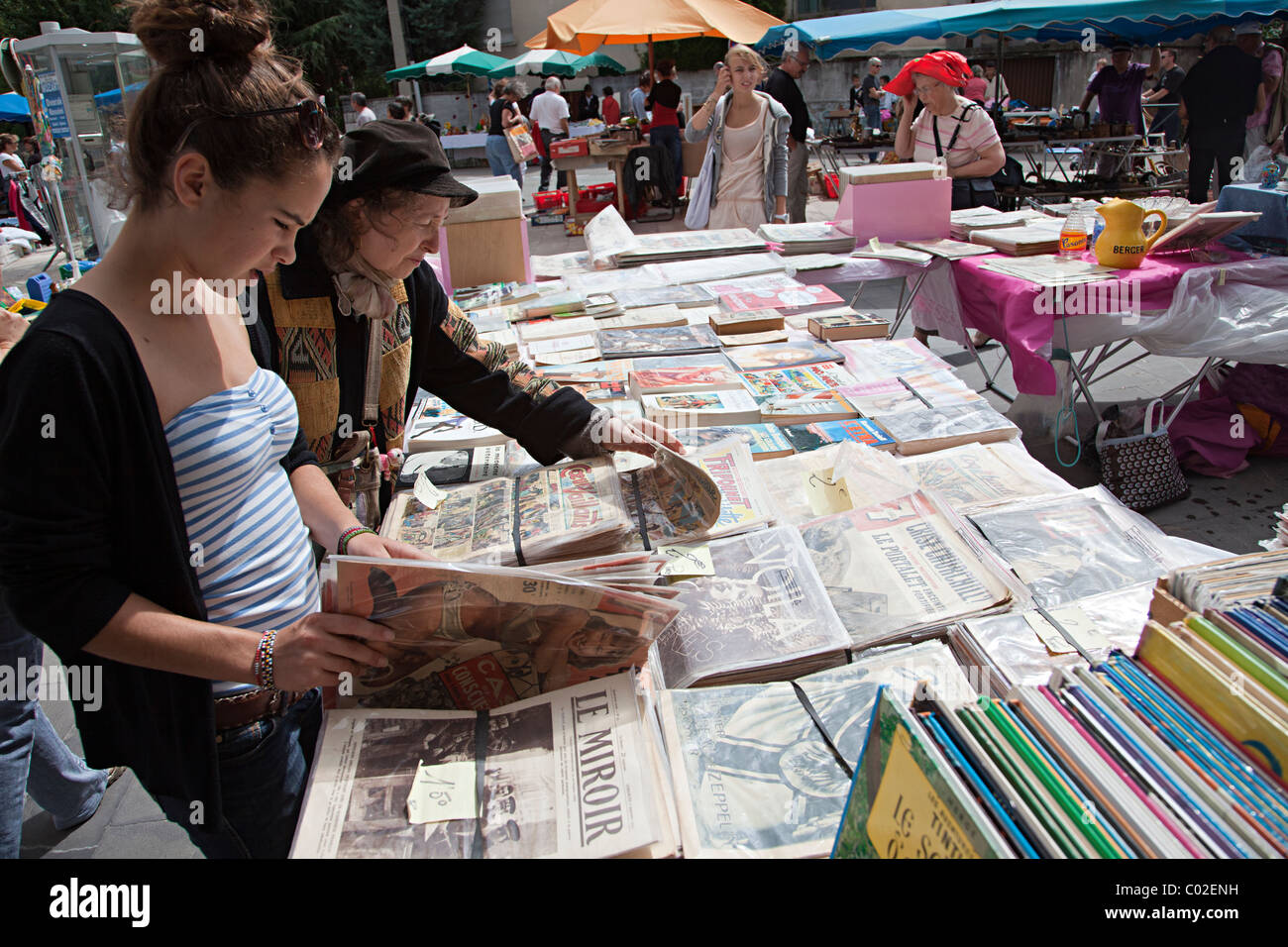 Sammlerstücke, alte Zeitschriften und Comics zum Verkauf an Flohmarkt Tarascon-Sur-Ariège Departement Ariège Frankreich Stockfoto