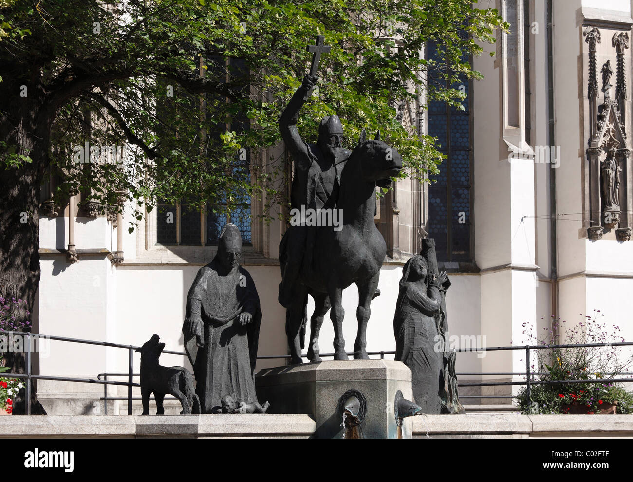 Denkmal vor der Kathedrale, Afra von Augsburg, Bischof Simpert und Bischof Ulrich, Augsburg, Schwaben, Bayern Stockfoto
