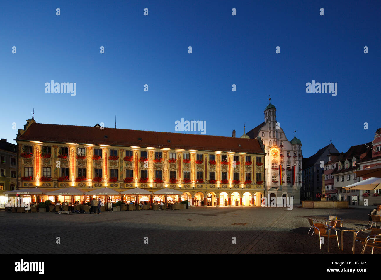 Steuerhaus Gebäude und Rathaus auf dem Markt-Quadrat, Memmingen, Unterallgaeu Region, Allgäu, Schwaben, Bayern Stockfoto