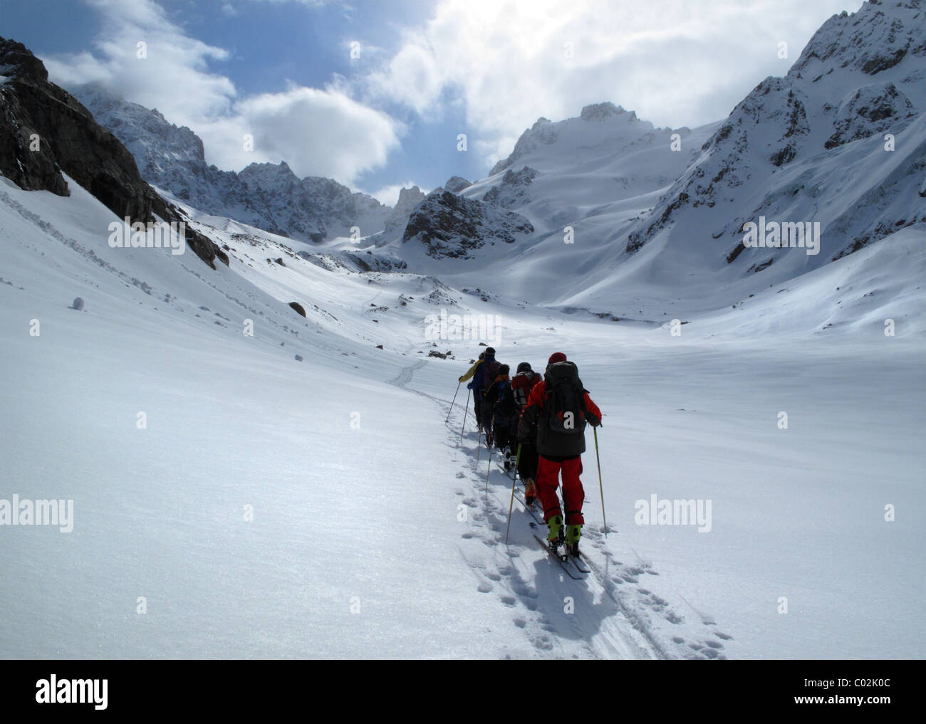 Skitouren entlang der Adyrsu-Gletscher bis zum Granovskovo-Pass in der Elbrus-Region des Kaukasus, Russland Stockfoto