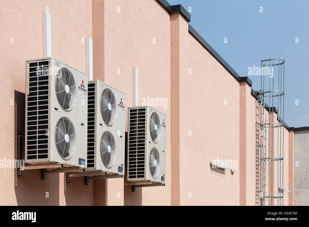 Außengeräte der Split-System Klimaanlagen in einem Supermarkt, Düsseldorf, Nordrhein-Westfalen, Deutschland, Europa Stockfoto