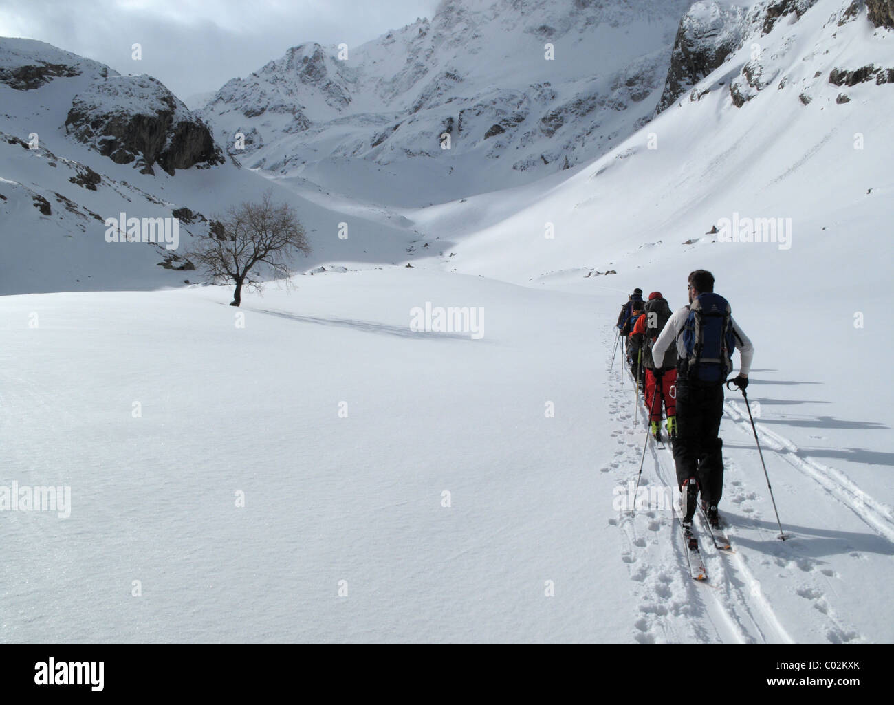 Skitouren in Richtung Adyrsu-Gletscher in der in der Elbrus-Region des Kaukasus, Russland Stockfoto
