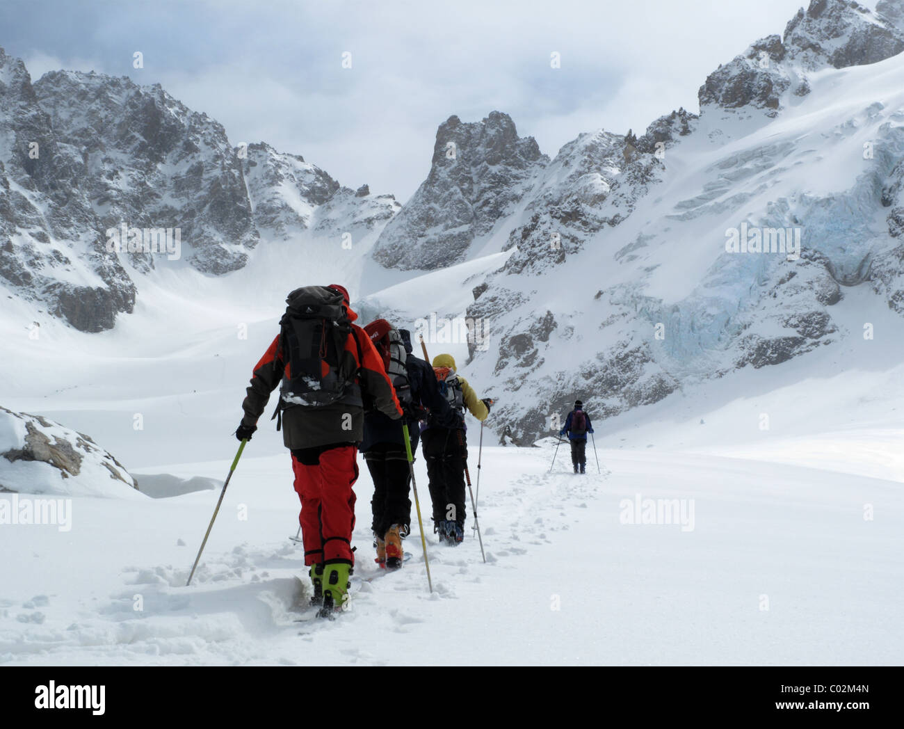 Skitouren entlang des Adyrsu-Gletschers zum Granovskovo Pass in der Elbrus-Region des Kaukasus, Russland Stockfoto