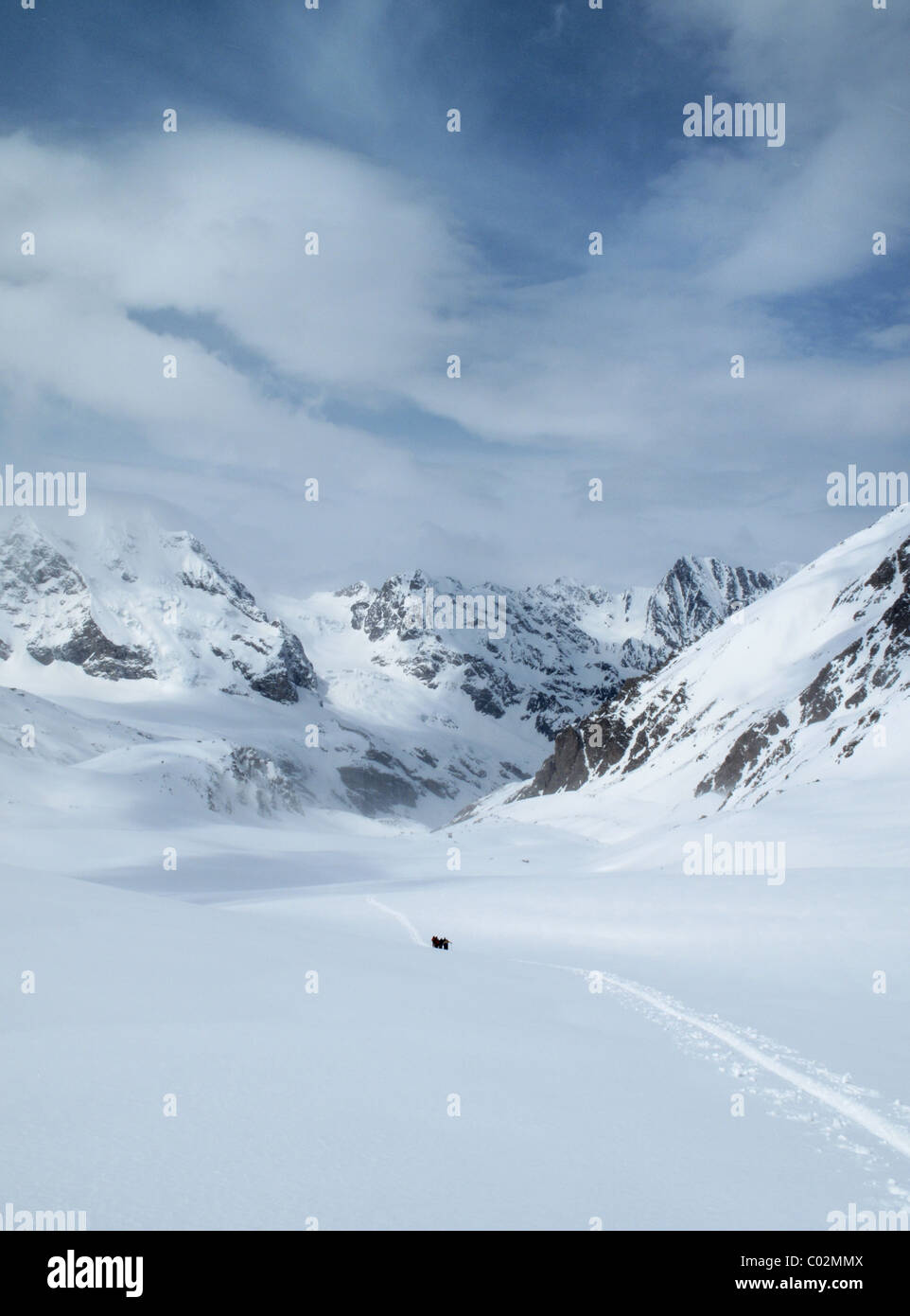 Skitouren auf dem Adyrsu-Gletscher zum Granovskovo Pass in der Elbrus-Region des Kaukasus, Russland Stockfoto