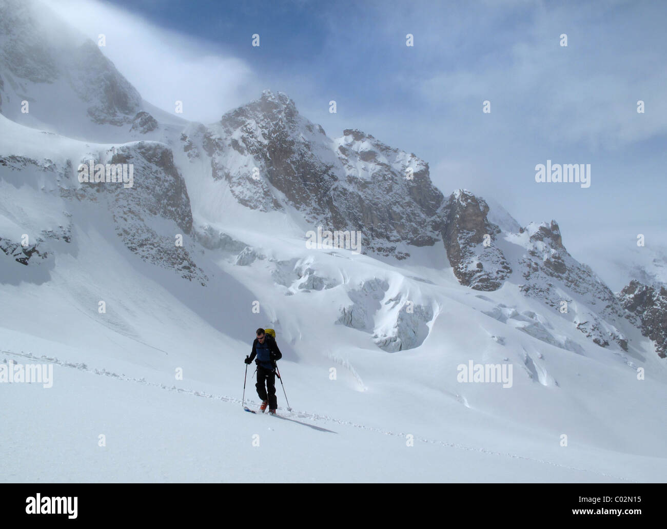 Skitouren auf dem Adyrsu-Gletscher zum Granovskovo Pass in der Elbrus-Region des Kaukasus, Russland Stockfoto