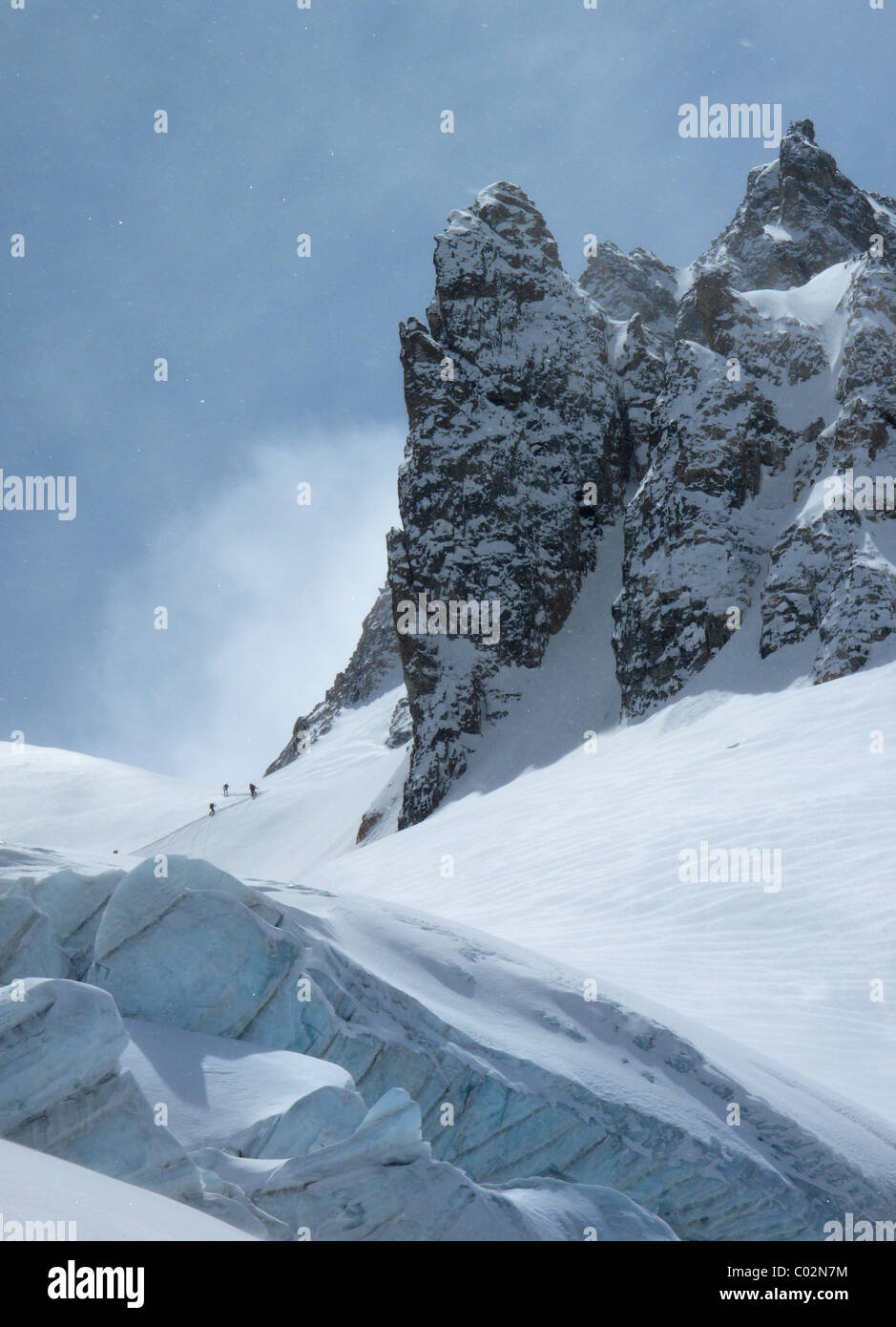 Skitouren auf den Granovskovo-Pass auf dem Adyr Su-Gletscher in der Elbrus-Region des Kaukasus, Russland Stockfoto