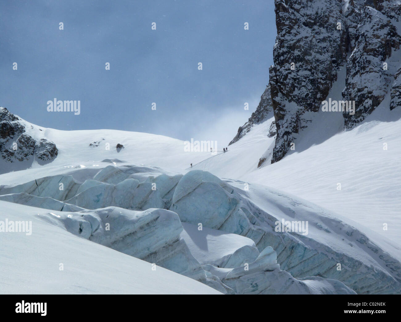 Skitouren auf den Granovskovo-Pass im Adyrsu Tal. Elbrus-Region des Kaukasus, Russland Stockfoto