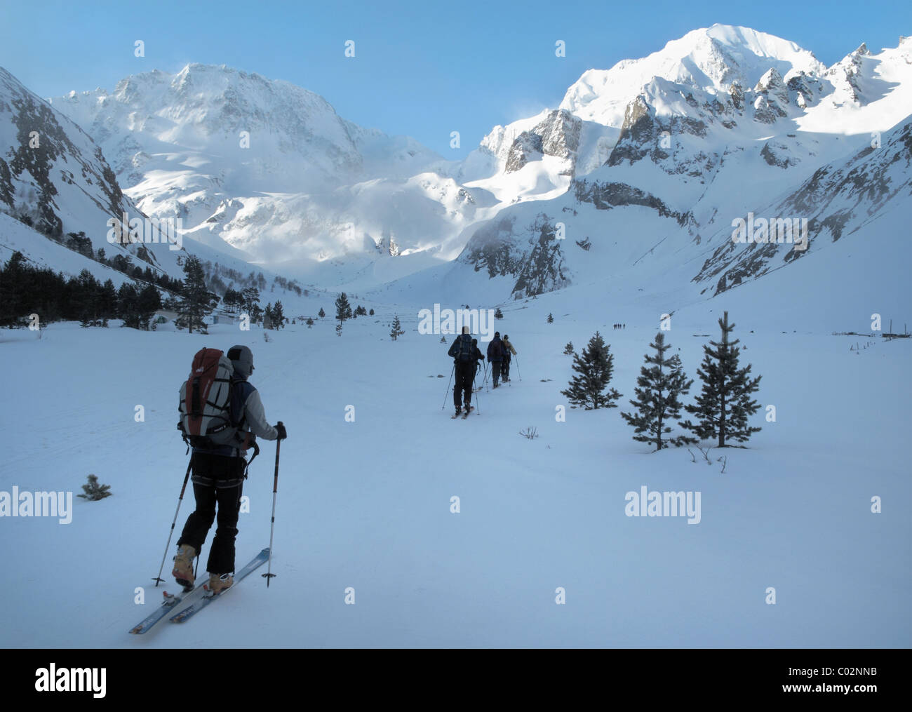 Skitouren im Adyrsu-Tal in der Elbrus-Region des Kaukasus, Russland Stockfoto