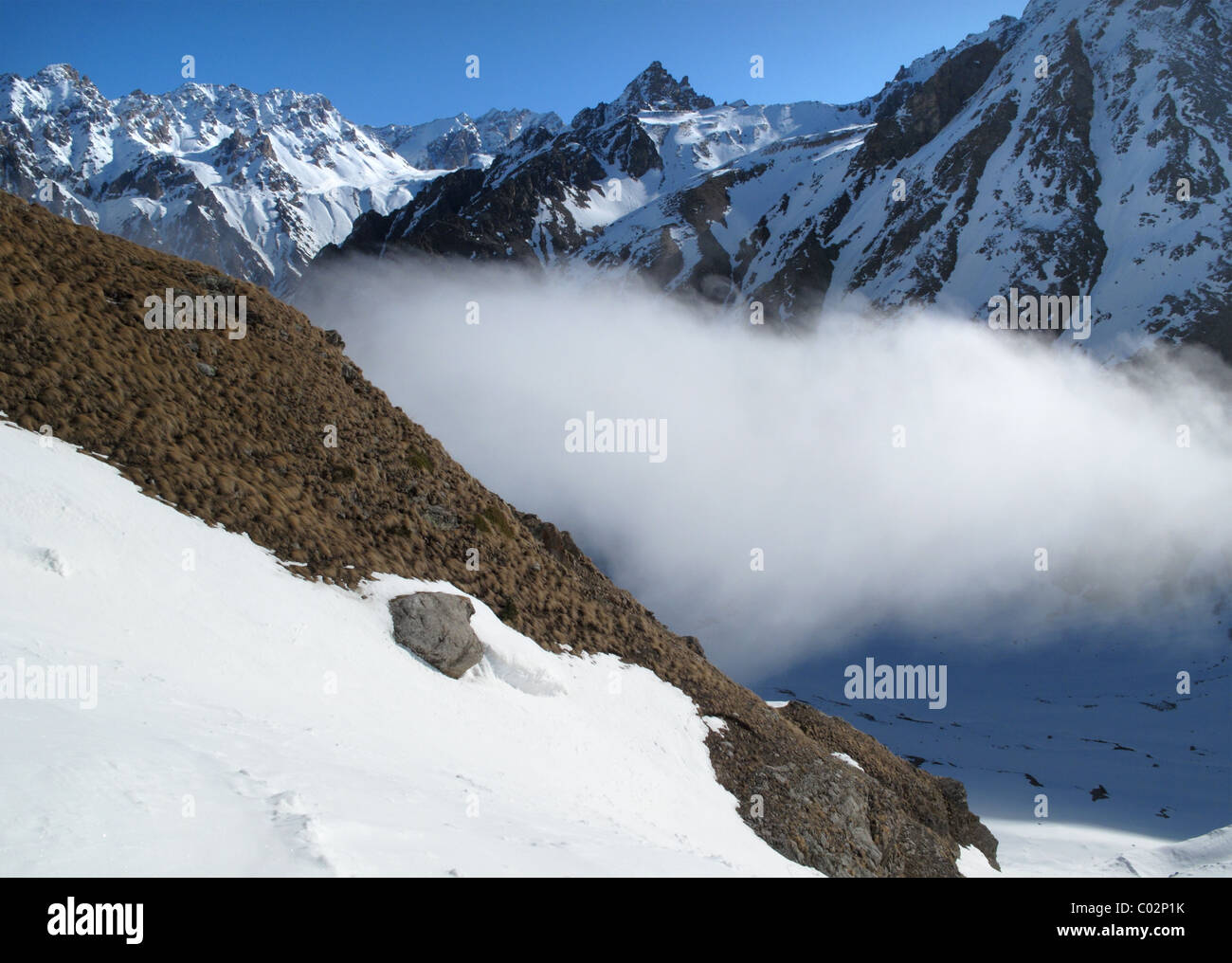 Blick hinunter in Richtung Adyr-Su Valleyin der Elbrus-Region des Kaukasus, Russland Stockfoto