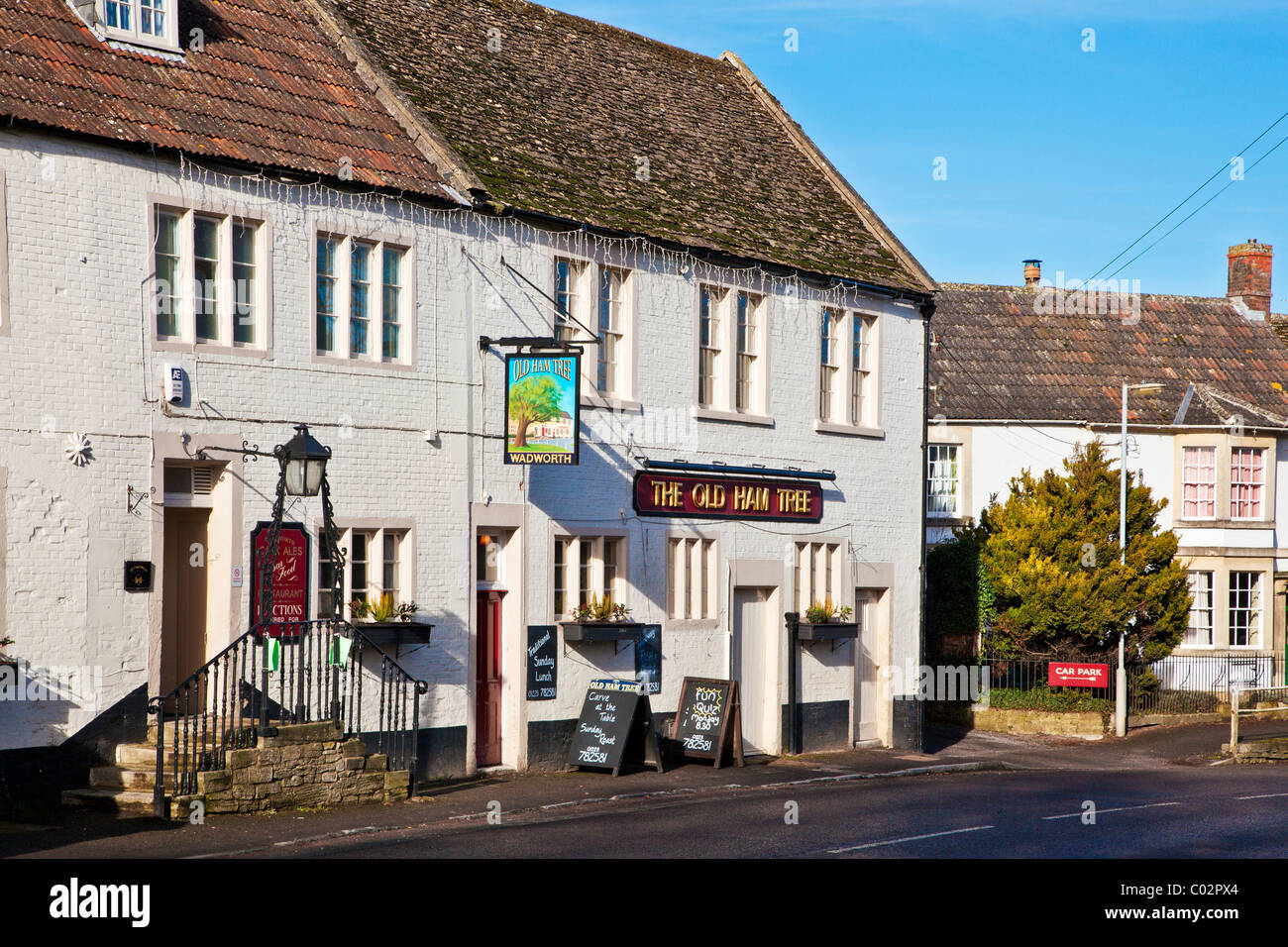 Der alte Schinken Baum einen typischen englischen Landhaus Dorfkneipe oder Gasthaus im Dorf Holt, Wiltshire, England, UK Stockfoto