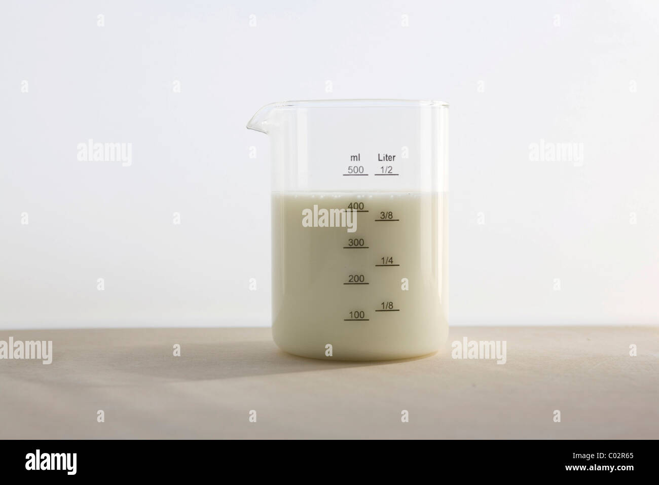Messbecher mit Milch Stockfotografie - Alamy