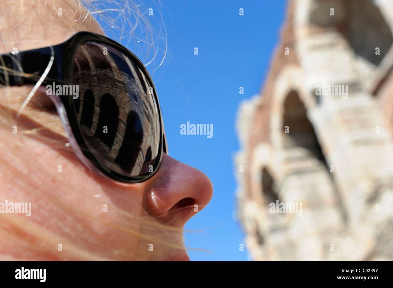 Die Arena von Verona spiegelt sich in der Sonnenbrille einer jungen Frau, Verona, Veneto, Italien, Europa Stockfoto