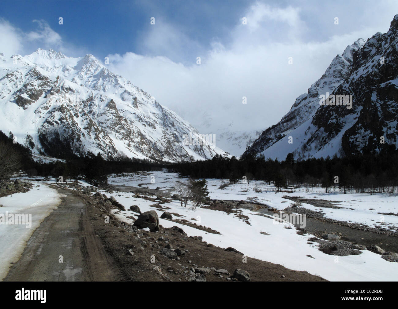 Der Straße bis ins Adyrsu-Tal in der Elbrus-Region des Kaukasus, Russland Stockfoto