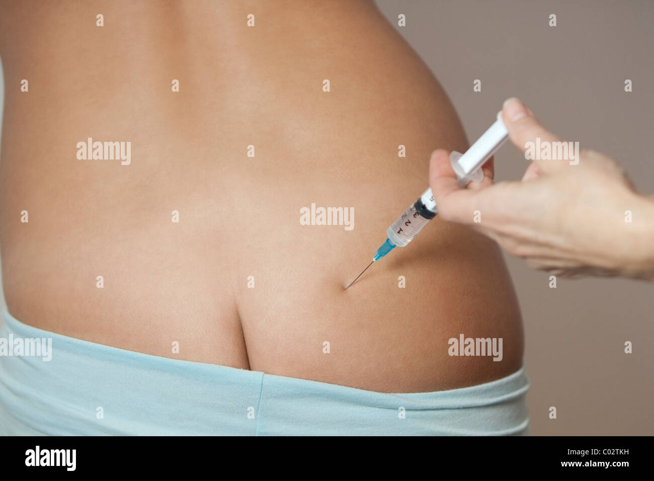 Injektion in das Gesäß einer Frau Stockfotografie - Alamy