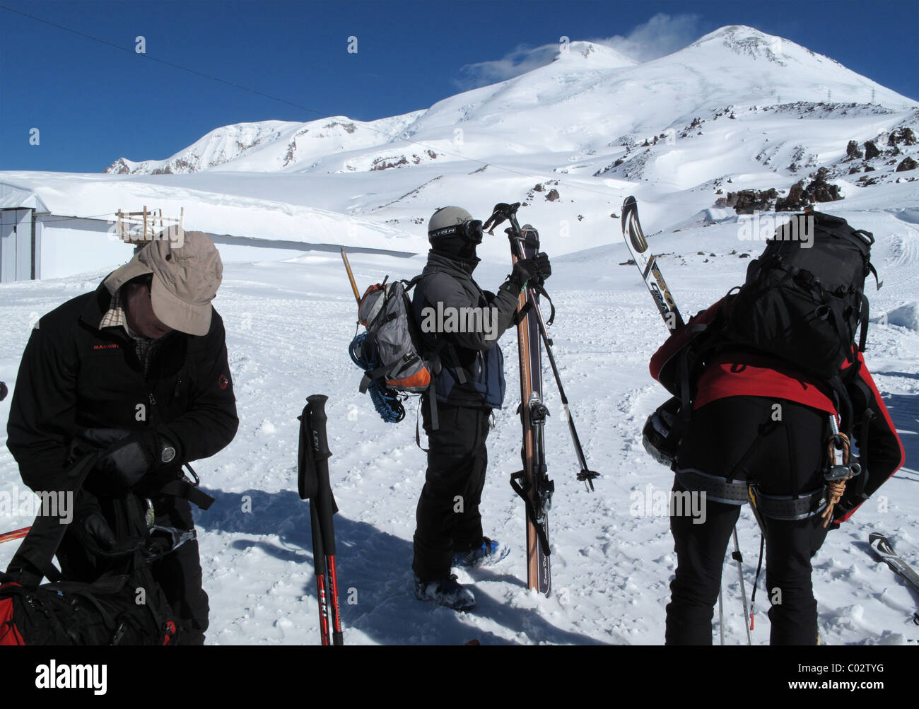 Skitouren auf den Hängen des Mount Elbrus, Kaukasus, Russland. 5642m Europas höchster Berg. Stockfoto