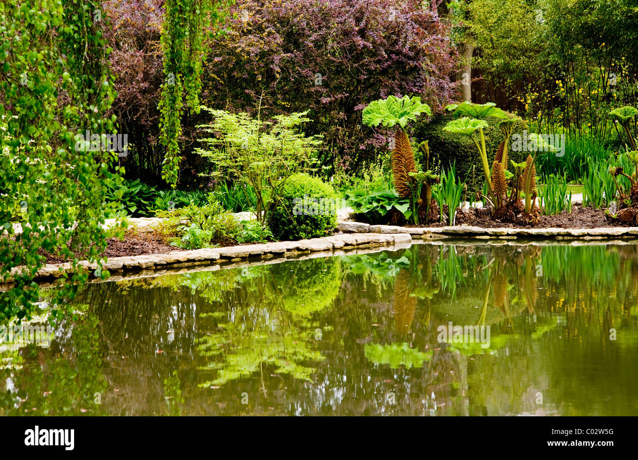 Die schöne Wassergärten in den Gerichten Gärten, Holt, Wiltshire, England, UK Stockfoto