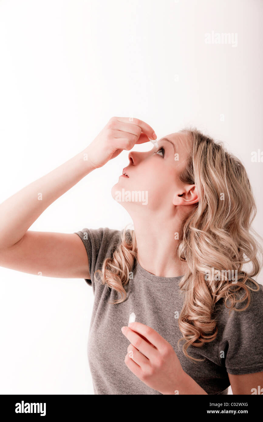 junge Frau mit Augentropfen Einzeldosis Stockfoto