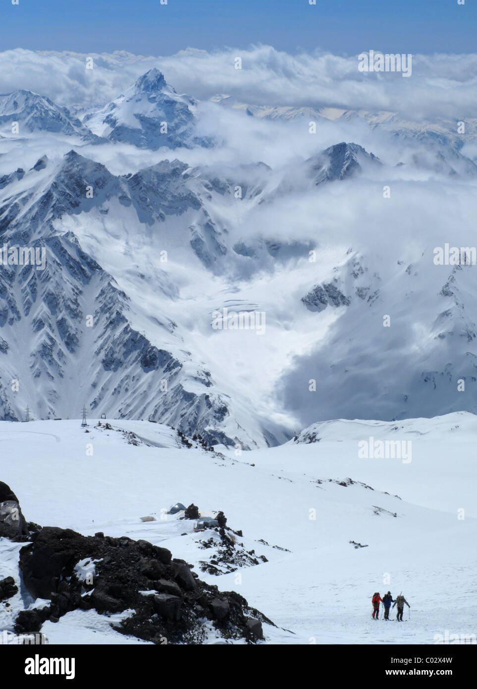 Blick vom Mount Elbrus in Richtung Mt Shtauler, Skitourengeher im Vordergrund Kaukasus, Russland. 5642m Europas höchster Berg. Stockfoto