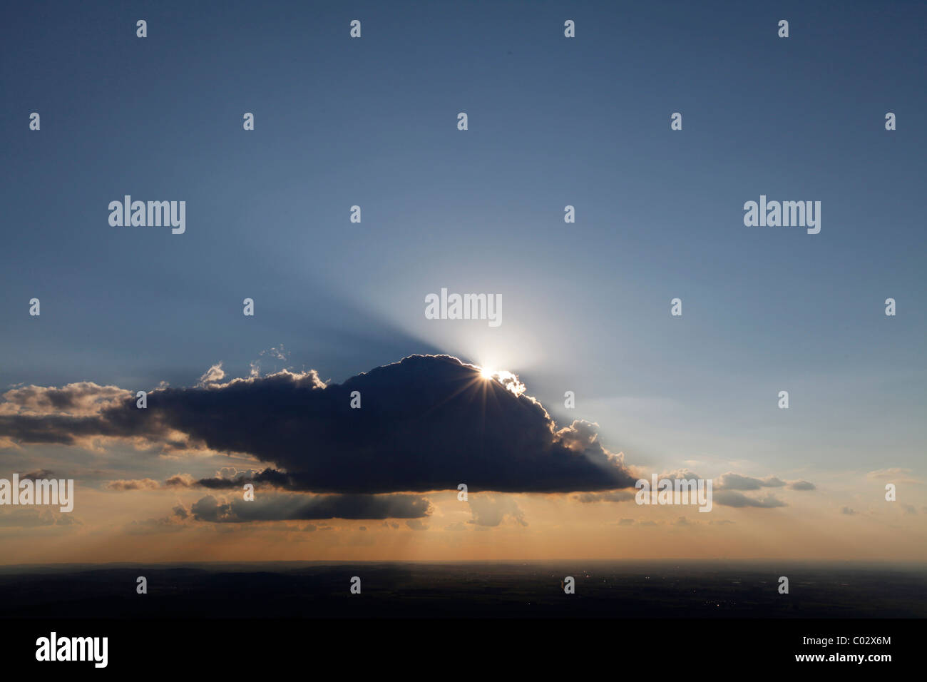 Luftaufnahme, Soest Boerde, Sonne mit Strahlen der Sonne hinter eine Wolke im Bezirk Abend Himmel, Soest, Soest, Nordrhein-Westfalen Stockfoto