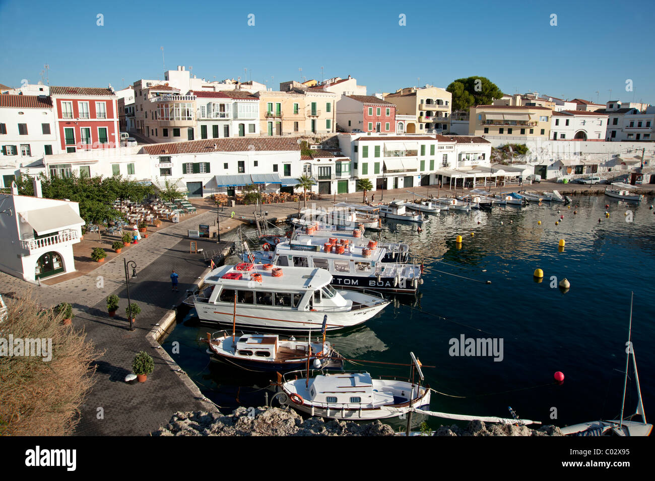 Glas Boot Böden vertäut am Calas Fonts Menorca Spanien Stockfoto