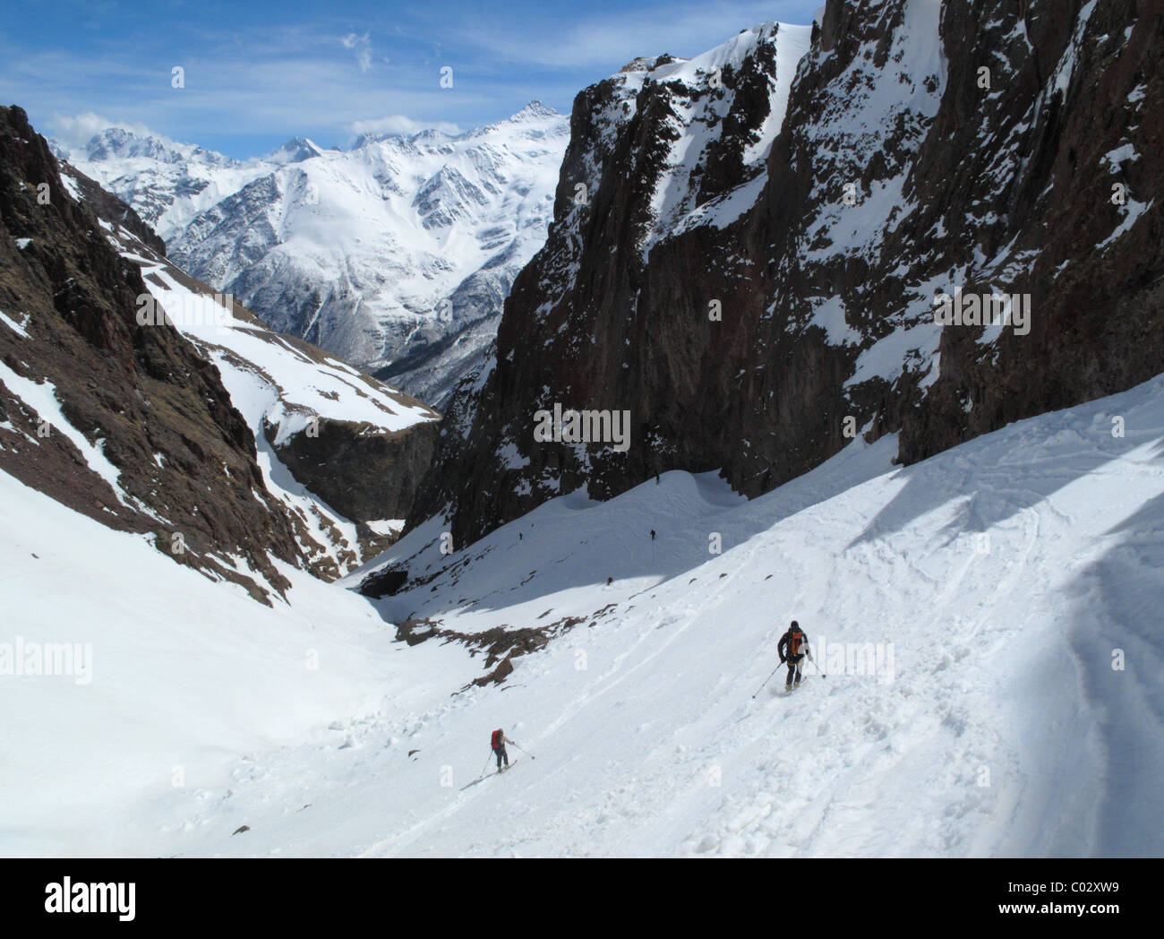 Skitouren auf den Hängen des Mount Elbrus, Kaukasus, Russland. 5642m Europas höchster Berg. Stockfoto