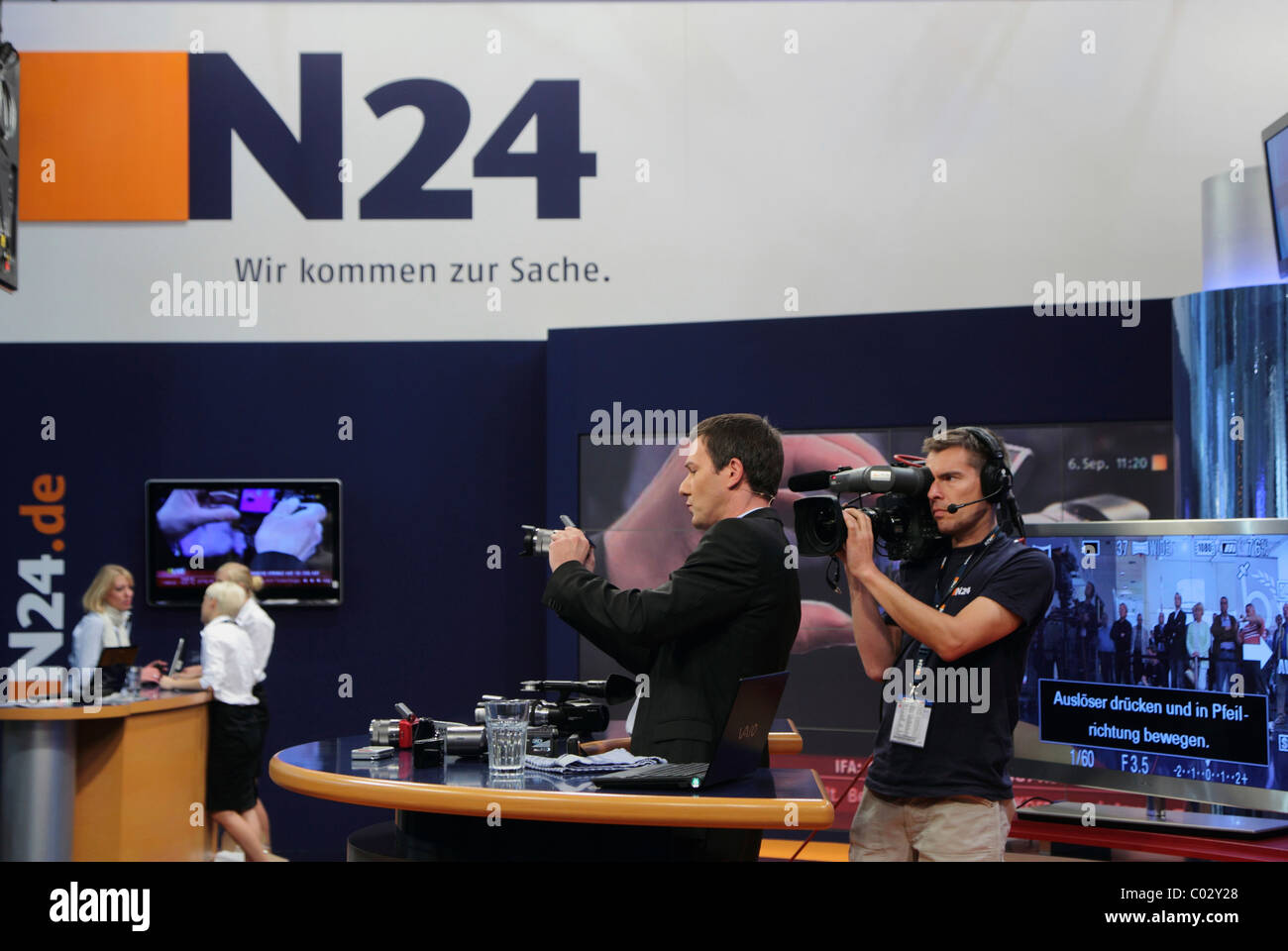 Live-Übertragung auf dem Stand des Nachrichtensenders N24, IFA Berlin 2010, Berlin, Deutschland, Europa Stockfoto