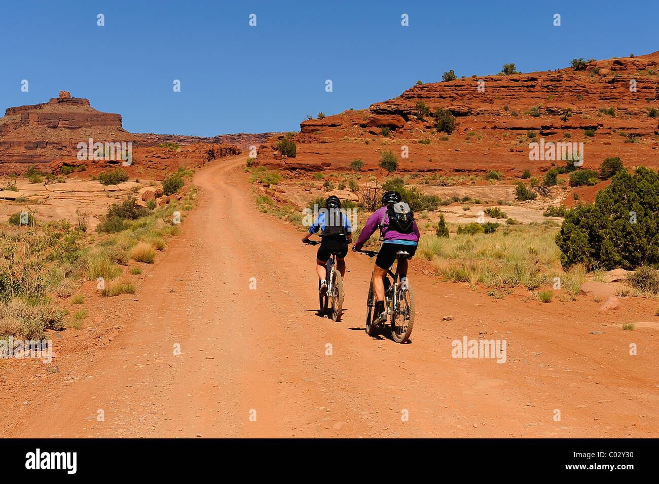 Zwei Radfahrer unterwegs auf einer staubigen Strecke im Canyonlands National Park, Insel im Himmel, White Rim trail, Utah, USA Stockfoto