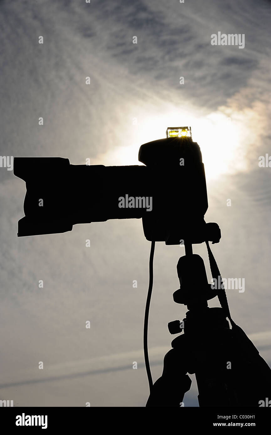 Silhouette von einer Kamera auf einem Stativ im Canyonlands National Park, Insel im Himmel, in der Nähe von Moab, USA Stockfoto