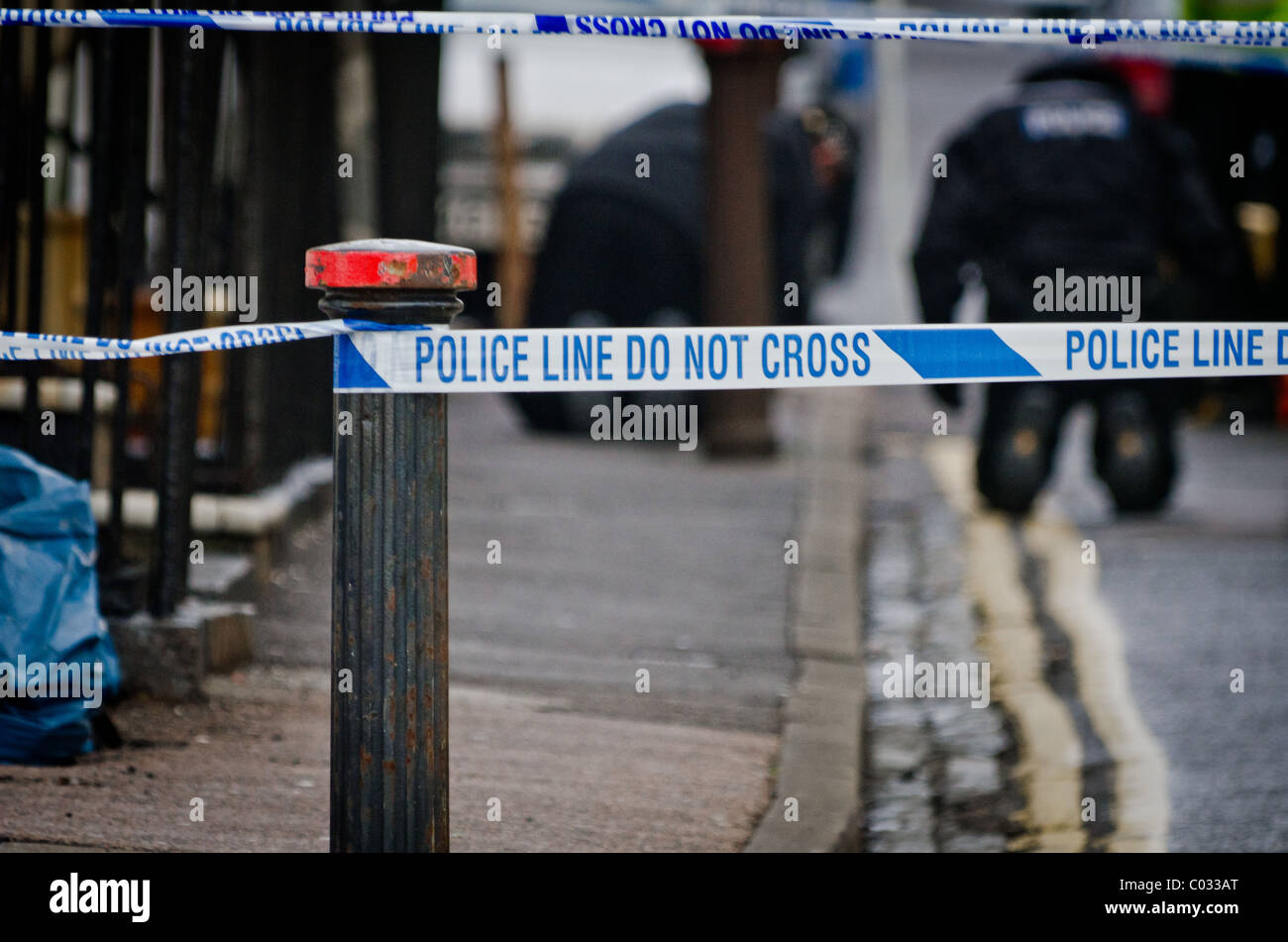 Polizei untersucht den Tatort, wo Polizei einen Verdächtigen erschossen Stockfoto