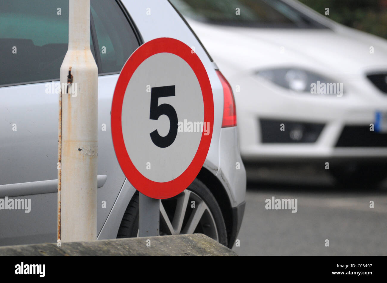 Geschwindigkeit Zeichen auf Parkplatz Stockfoto